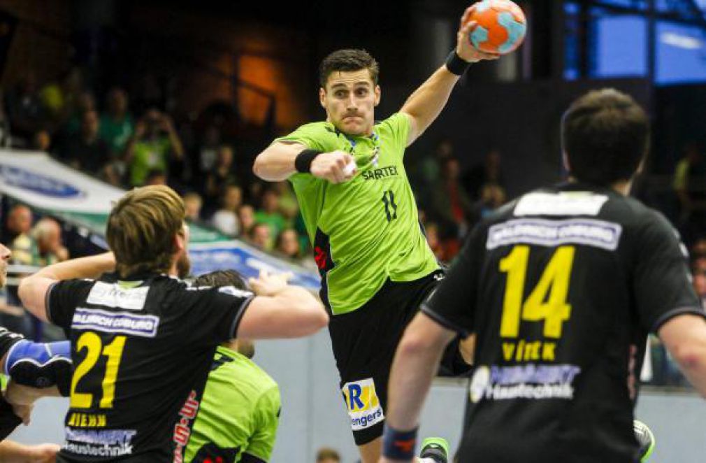 W wyskoku (zielona koszulka) Holender Iso Sluijters (foto: Handball Zabrze)